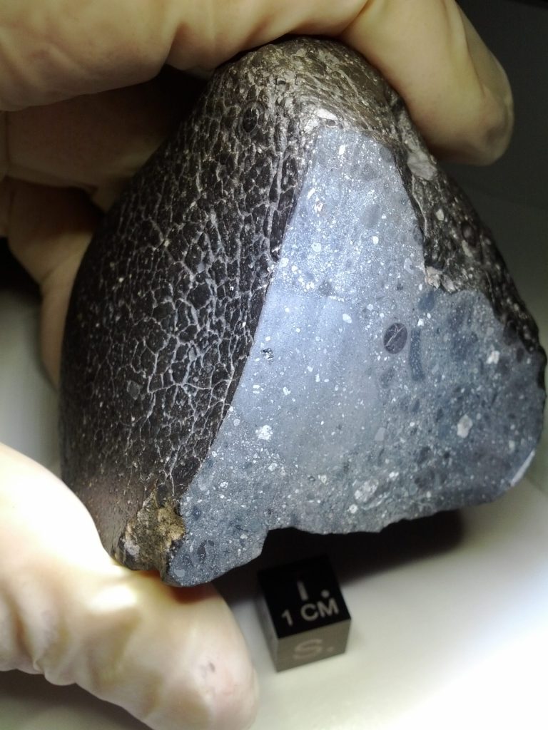 నల్లని Martian meteorite రాయి.